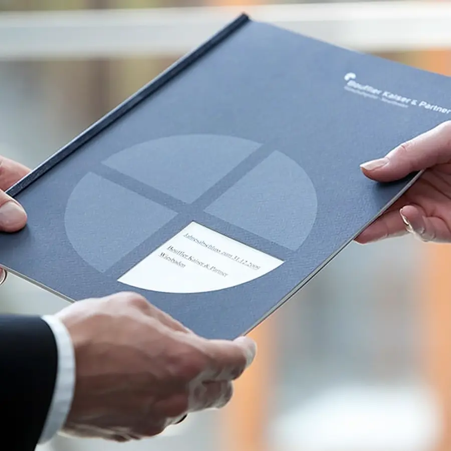 Übergabe einer Mandantenmappe von Bouffier Kaiser & Partner